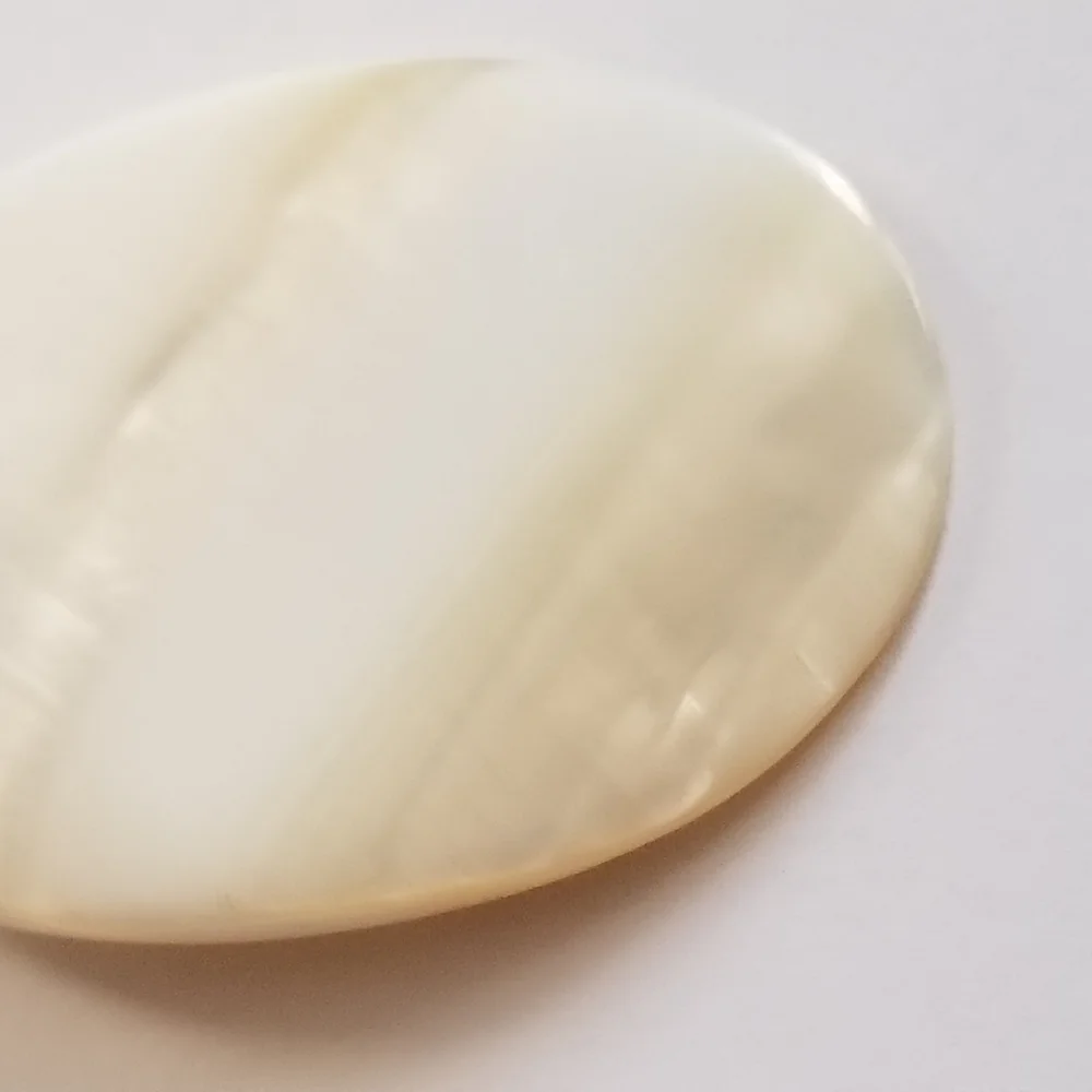 Vintage seashell pendant mother of pearl off white gold tone beach sea shell